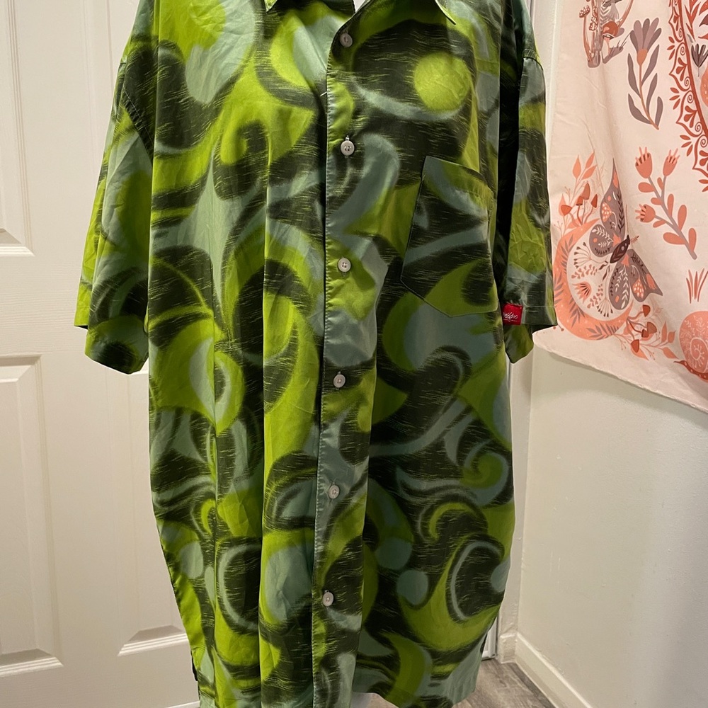 Vibrant Green Swirl Casual Men's Shirt